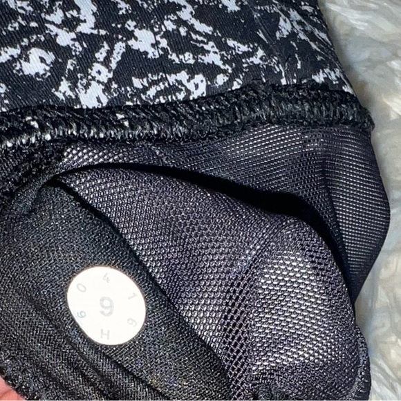 Lululemon Both Ways Bra Iced Wave White Black size 6 - Picture 8 of 8